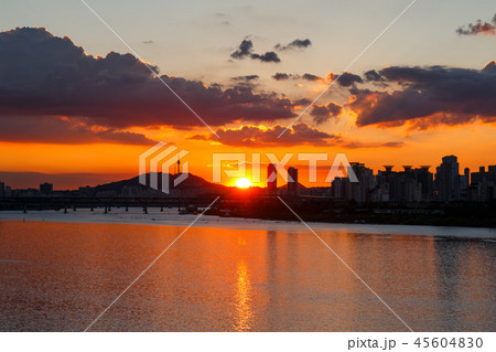 漢江 光おろし 夕焼け 45604830