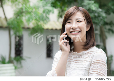 スマートフォンを使う女性 スマートフォンを使う女性 45605795