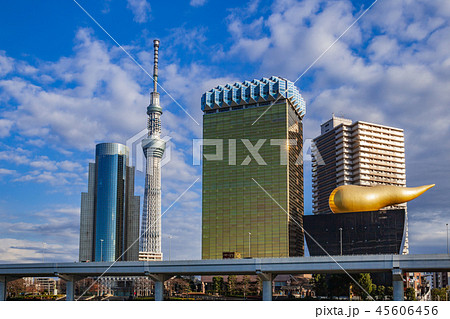 東京スカイツリーとビルと雲の写真素材 東京スカイツリーとビルと雲の写真素材