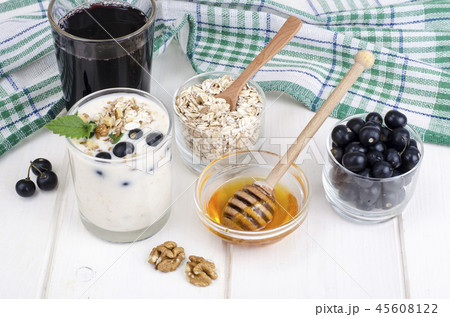 Oatmeal with butter and berries 45608122