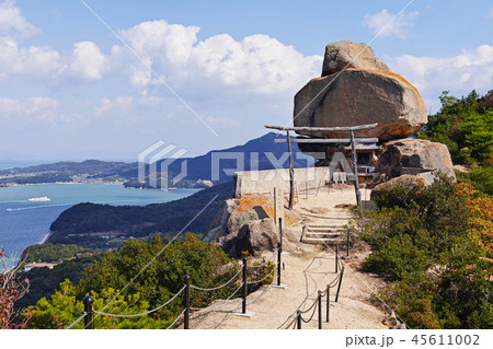 【小豆島】重ね岩・重岩（小瀬石鎚神社）コピースペース 45611002