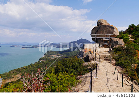 【小豆島】重ね岩・重岩（小瀬石鎚神社）コピースペース 45611103
