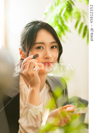 女性　メイクアップ　化粧 45612352