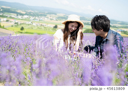 花畑とカップル 45613809