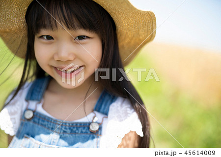 北海道の風景と女の子の写真素材