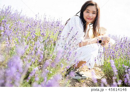 花畑と女性　ポートレート 45614146