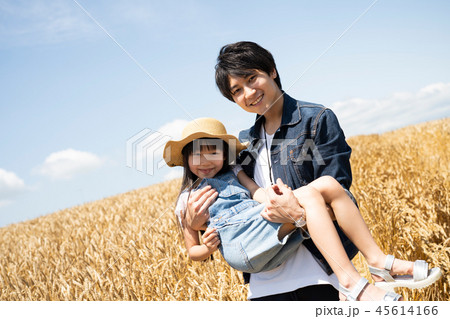 麦畑と家族 麦畑と家族 45614166