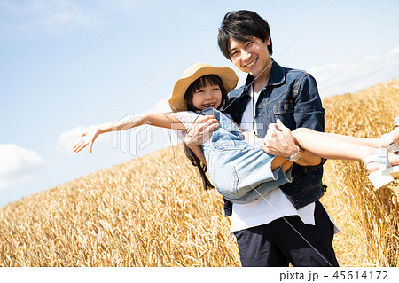 麦畑と家族 麦畑と家族 45614172