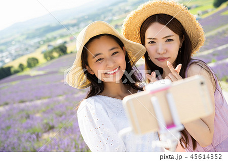 花畑と女性　ポートレート 45614352