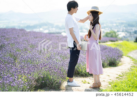 花畑とカップルの写真素材