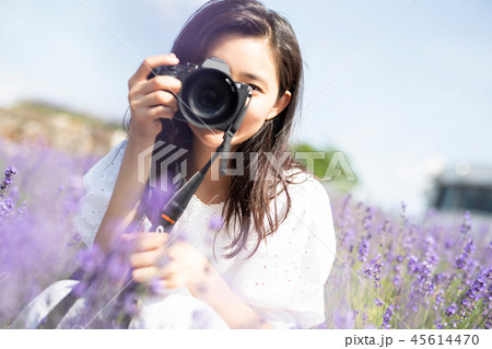 花畑とカメラを持つ女性 ポートレート 花畑とカメラを持つ女性 ポートレート 45614470
