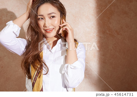 ビジネス　女性　スマホ 45614731