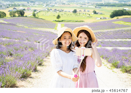 花畑と女性　ポートレート 45614767