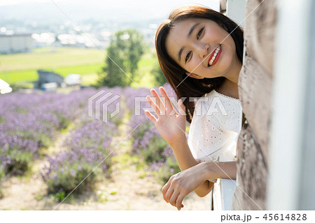 花畑と女性 ポートレート 花畑と女性 ポートレート 45614828