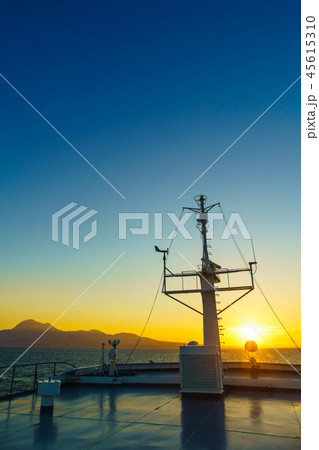 有明フェリーから 島原半島有明海の夕陽 【熊本県長崎県】 有明フェリーから 島原半島有明海の夕陽 【熊本県長崎県】 45615310