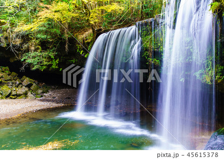 鍋ヶ滝の滝の紅葉 水のカーテン 熊本県阿蘇郡小国町 の写真素材