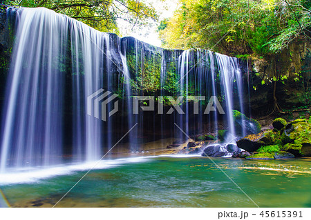 鍋ヶ滝の滝の紅葉 水のカーテン 熊本県阿蘇郡小国町 の写真素材