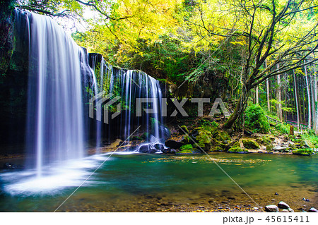 鍋ヶ滝の滝の紅葉 水のカーテン 熊本県阿蘇郡小国町 の写真素材