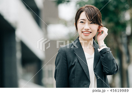 ビジネスウーマン 街中でスーツを着た日本人女性の写真素材