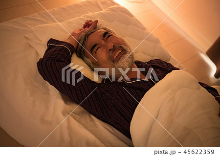 眠れないシニア男性 不眠症 寝不足 眠れないシニア男性 不眠症 寝不足 45622359