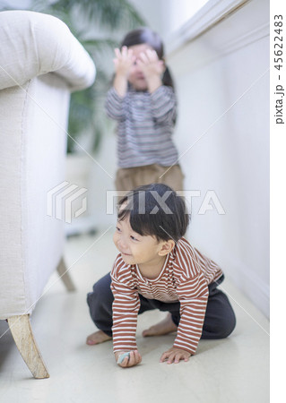 子供 韓国人 遊びの写真素材