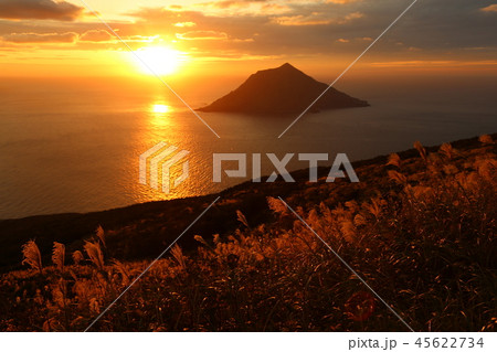 八丈小島の夕焼け 45622734