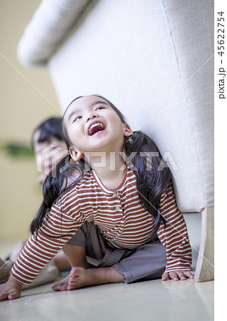 子供 韓国人 遊びの写真素材