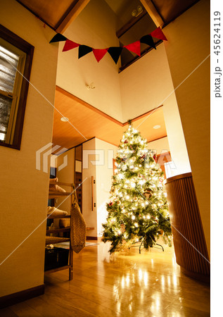 大きなクリスマスツリーのある玄関の写真素材