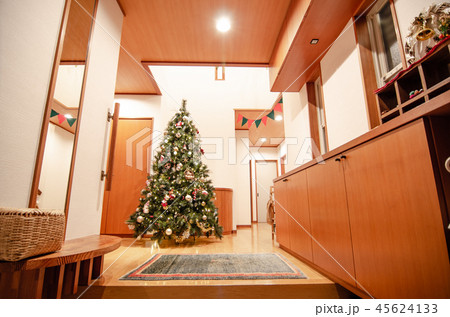 広い玄関に大きなクリスマスツリーの写真素材