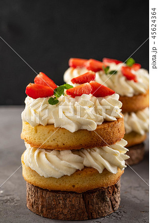 Victoria sponge cake with strawberries, jam and whipped cream on dark background. Copy space. 45624364