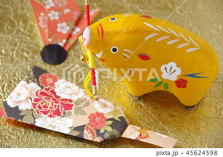 干支 亥 イノシシ 置物 十二支 羽子板と羽 折り紙の写真素材