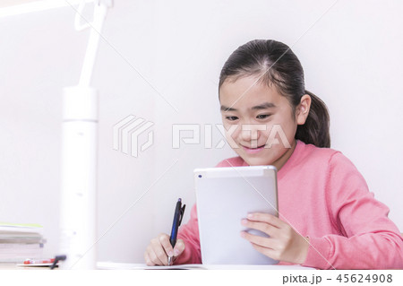 勉強する小学生女の子　タブレット　タブレット学習 45624908