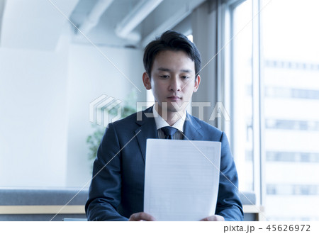 悩むビジネスマン 書類を持つ アーバンブルー 悩むビジネスマン 書類を持つ アーバンブルー 45626972