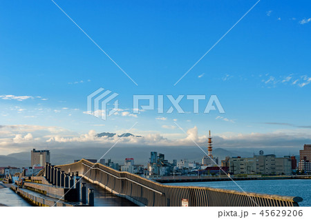 【青森県青森ベイエリア】早朝の北防波堤から見た”雲海から頂上を出した八甲田山” 【青森県青森ベイエリア】早朝の北防波堤から見た”雲海から頂上を出した八甲田山” 45629206