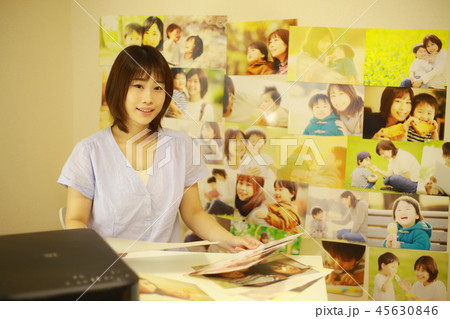 写真をプリントする女性 写真をプリントする女性 45630846