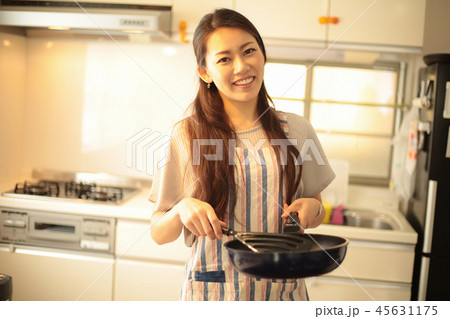 料理する女性 45631175