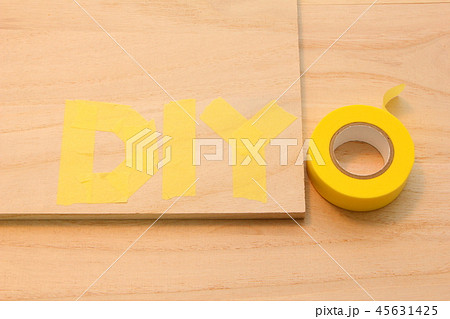 木の板の上にマスキングテープで書かれた「DIY」の文字。 木の板の上にマスキングテープで書かれた「DIY」の文字。 45631425