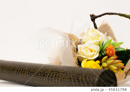 卒業証書筒とフラワーアレンジメント 卒業イメージ 卒業証書筒とフラワーアレンジメント 卒業イメージ 45631798