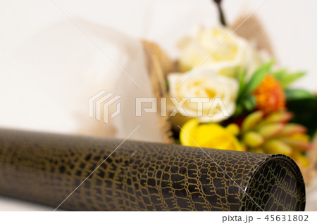卒業証書筒とフラワーアレンジメント　卒業イメージ 45631802
