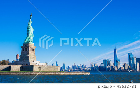 自由の女神とマンハッタンの摩天楼 自由の女神とマンハッタンの摩天楼 45632731
