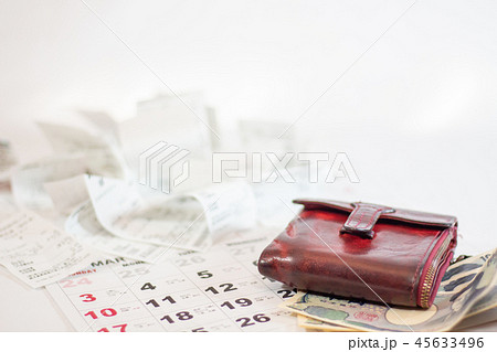 増税イメージ　生活苦　生活費の計画　確定申告イメージ 45633496