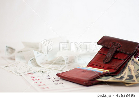 増税イメージ　生活苦　生活費の計画　確定申告イメージ 45633498