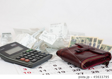 お金の管理　増税イメージ　確定申告イメージ 45633795
