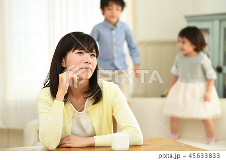 子育て疲れ　悩み　リビングルーム 45633833