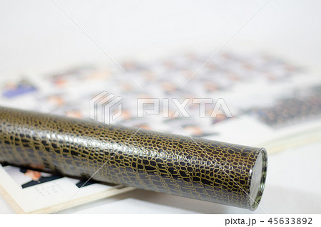 卒業アルバムと卒業証書筒　卒業式 45633892