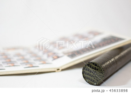 卒業アルバムと卒業証書筒　卒業式 45633898