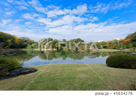 六義園の紅葉と青空 45634276