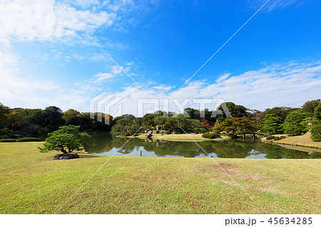 六義園の紅葉と青空 45634285