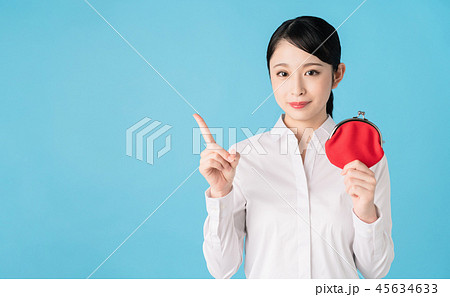財布を持つ女性 財布を持つ女性 45634633