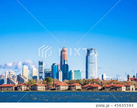 アメリカ　エリス島移民博物館とジャージーシティの摩天楼 45635593